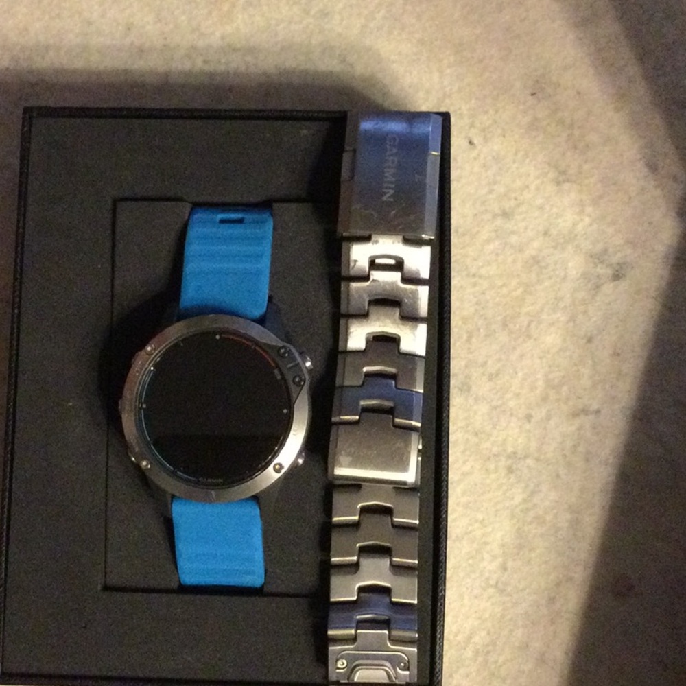 Garmin Silver Smartwatch for Marine Enthusiasts - Picture 4 of 5